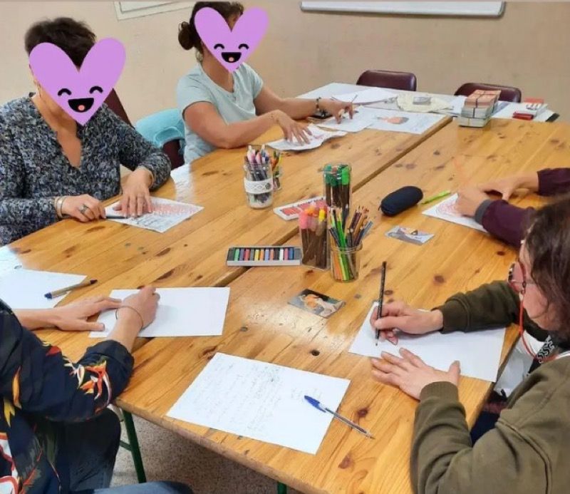 Un atelier d'expression artistique en petit groupe autour d'une grande table